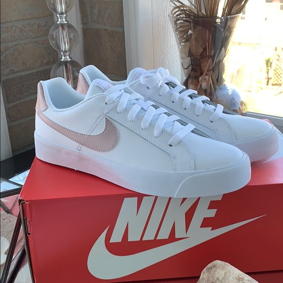 nike classic court royale